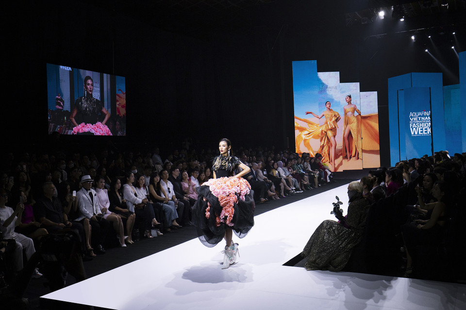 Nổi bật ngay trong lần xuất hiện đầu tiên trên sàn diễn thời trang đẳng cấp quốc tế ở Việt Nam, nhà thiết kế Tuyết Lê dành trọn tâm huyết và đầu tư kỹ lưỡng cho màn trình diễn của bộ sưu tập ‘Rose Secret.’ (Ảnh: CTV/Vietnam+)