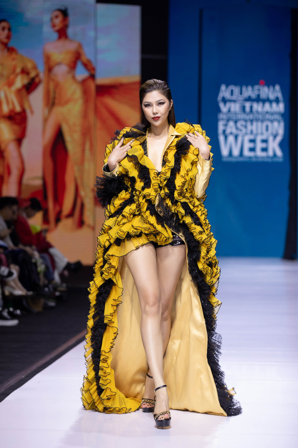 Cùng ngắm những thiết kế độc đáo trong bộ sưu tập ‘Rose Secret’ của nhà tạo mẫu Tuyết Lê. (Ảnh: CTV/Vietnam+)