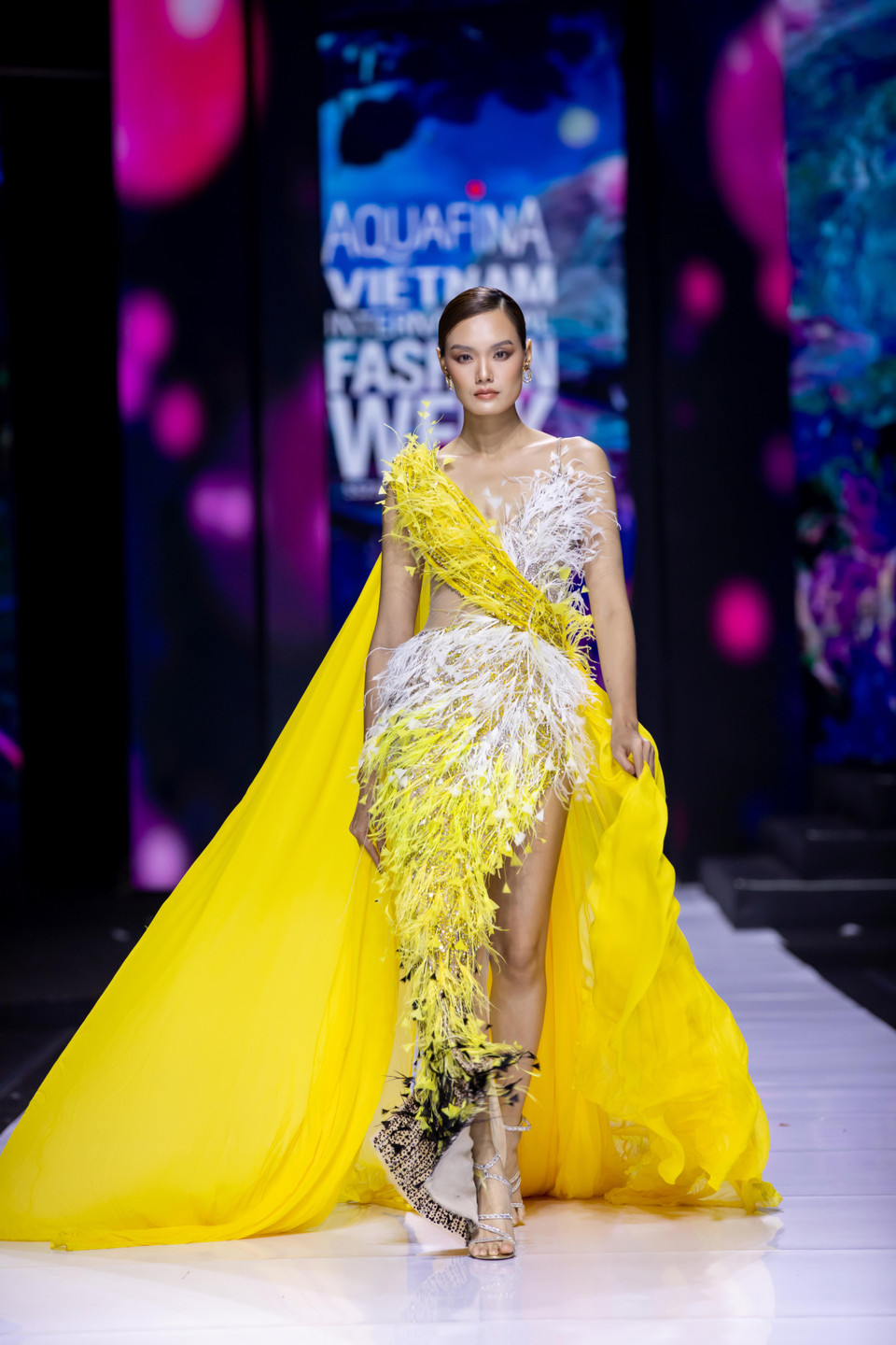 Cùng ngắm bộ sưu tập ‘Mother Land' của nhà thiết kế Linh San. (Ảnh: CTV/Vietnam+)