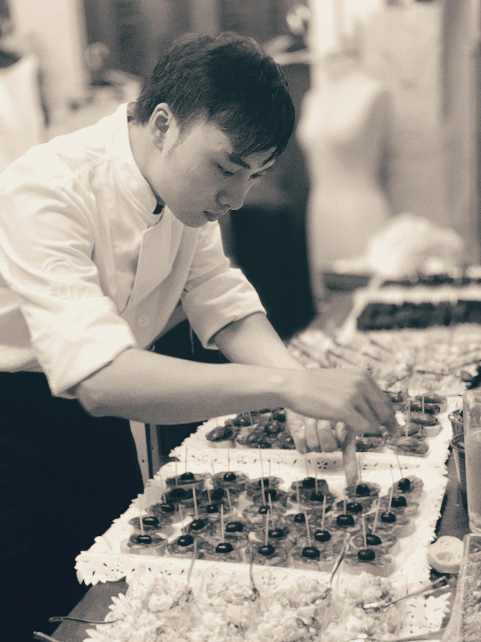 Đầu bếp của Đại sứ quán Tây Ban Nha chuẩn bị món ăn cho ngày hội. (Ảnh: M.Mai/Vietnam+)