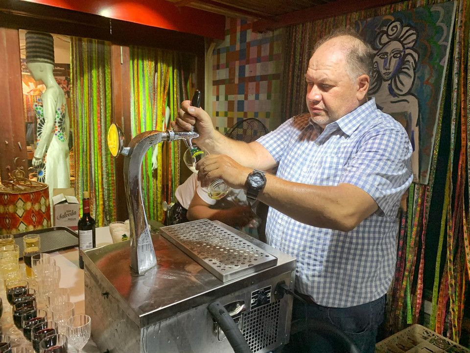 Bia Tây Ban Nha cũng là thức uống thú vị. Được biết nhân dịp này, 18 nhà hàng tại Hà Nội, Đà Nẵng, Thành phố Hồ Chí Minh sẽ cùng ra mắt chương trình ưu đãi ẩm thực Tây Ban Nha với nhiều món ăn truyền thống độc đáo có mức giá ưu đãi dành cho thực khách thưởng thức ẩm thực Tây Ban Nha cùng nhiều phần quà hấp dẫn. (Ảnh: M.Mai/Vietnam+)