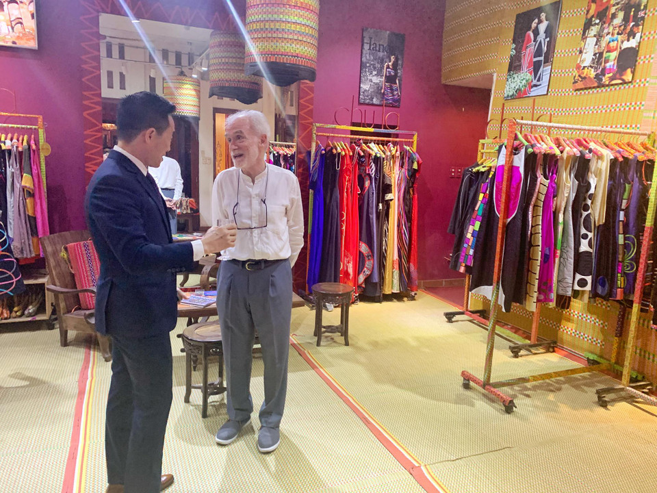 Ông Nguyễn Hải Anh, Tổng Thư ký Hội hữu nghị Việt Nam-Tây Ban Nha (bên trái) cho biết, đây là dịp đặc biệt để chia sẻ về ẩm thực, nền văn hóa độc đáo và đa dạng của đất nước Tây Ban Nha. Tapa là nét ẩm thực đặc trưng đã phổ biến trên toàn cầu của Tây Ban Nha, nay được giới thiệu tại Hà Nội, trong bối cảnh Việt Nam cơ bản kiểm soát dịch COVID-19 và Tây Ban Nha cũng có chuyển biến tốt trong' cuộc chiến' này. (Ảnh: M.Mai/Vietnam+)