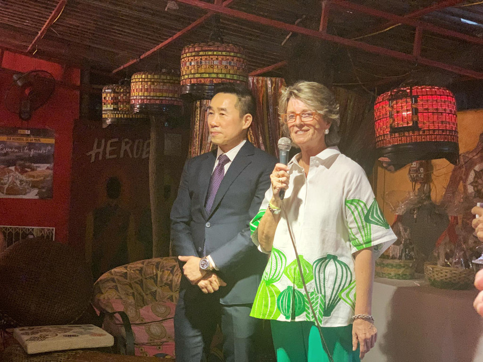 Bà Maria Jesús Figa Lospez-Palop, Đại sứ Tây Ban Nha tại Việt Nam cho biết đây là lần thứ hai 'Ngày Tapa thế giới' được tổ chức tại Việt Nam. Năm 2019, lần đầu tiên ngày hội tổ chức đã nhận được sự hưởng ứng nhiệt tình của người dân ở nhiều thành phố lớn Việt Nam như Hà Nội, Đà Nẵng, Hội An, Thành phố Hồ Chí Minh. Tapa là món ăn truyền thống phổ biến ở Tây Ban Nha, những món ăn nhỏ thơm ngon chế biến bằng cách kết hợp nhiều nguyên liệu với nhau, như miếng bánh mỳ phủ phômai, xiên quả ôliu kèm ớt, cà tím nướng phômai... là những món tapa rất đặc trưng ở Tây Ban Nha. (Ảnh: M.Mai/Vietnam+)