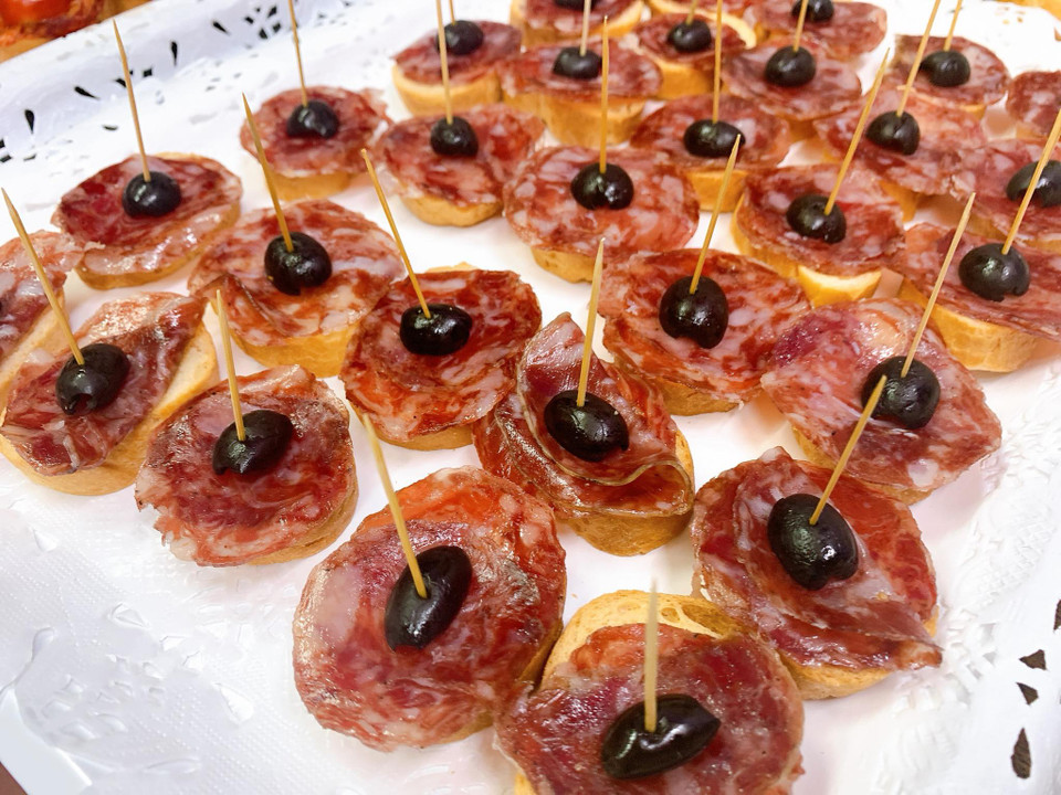 Bánh mỳ xúc xích. (Ảnh: M.Mai/Vietnam+)