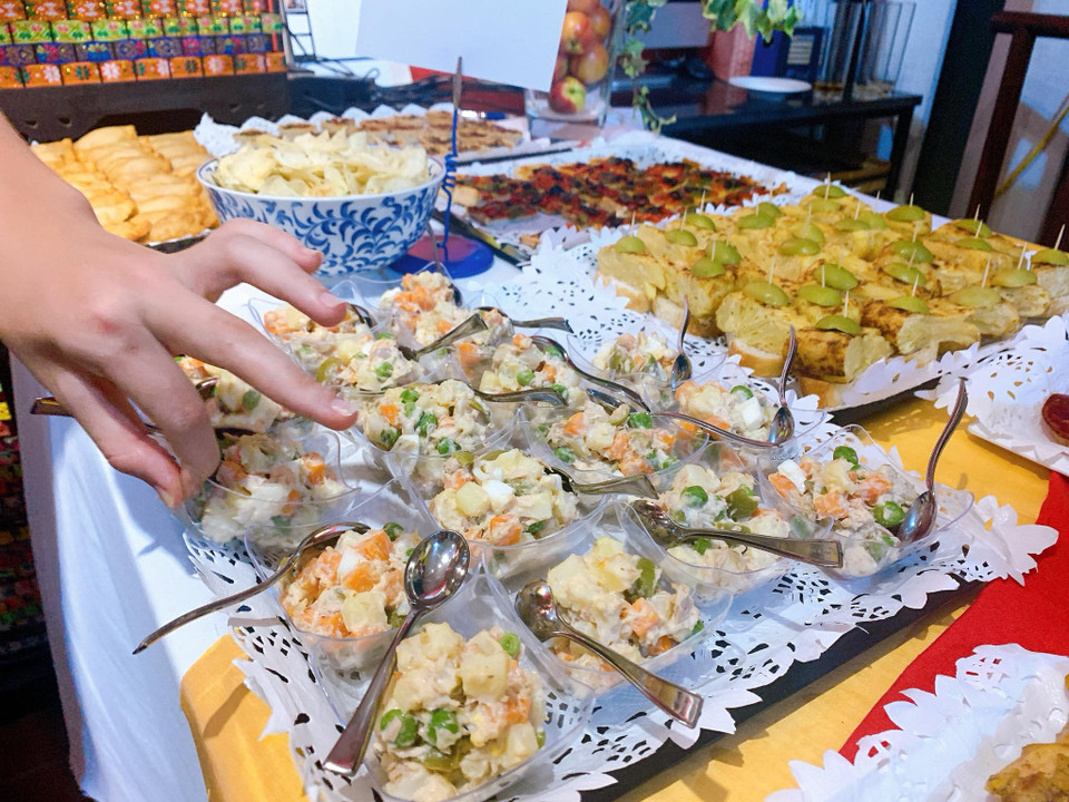 Salad rau quả cá ngừ. (Ảnh: M.Mai/Vietnam+)