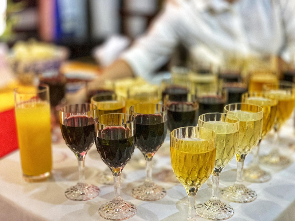 Rượu vang đỏ và vang trắng Tây Ban Nha được giới thiệu tới các quan khách. (Ảnh: M.Mai/Vietnam+)