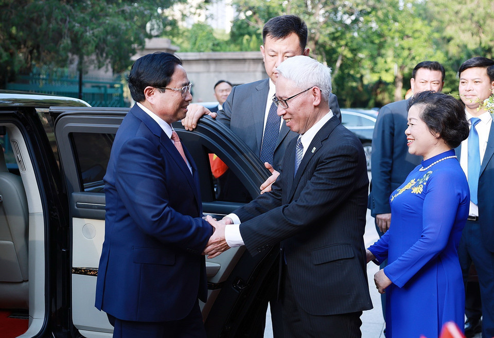 Thủ tướng Phạm Minh Chính thăm cán bộ, nhân viên Đại sứ quán Việt Nam tại Trung Quốc. (Ảnh: Dương Giang/TTXVN)