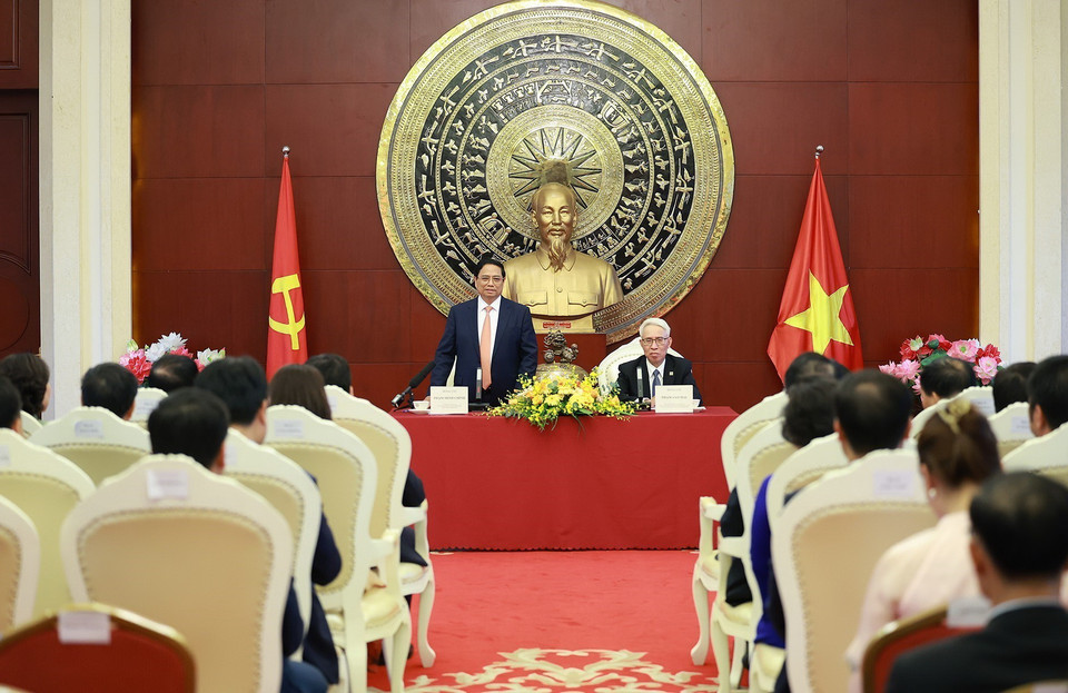 Thủ tướng Phạm Minh Chính phát biểu khi đến thăm cán bộ, nhân viên Đại sứ quán Việt Nam tại Trung Quốc. (Ảnh: Dương Giang/TTXVN)