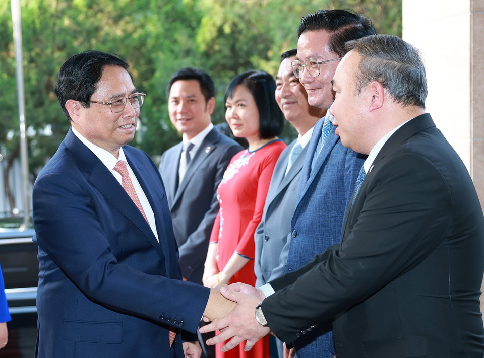 Thủ tướng Phạm Minh Chính thăm cán bộ, nhân viên Đại sứ quán Việt Nam tại Trung Quốc. (Ảnh: Dương Giang/TTXVN)