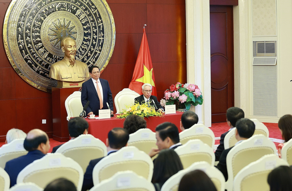 Thủ tướng Phạm Minh Chính phát biểu khi đến thăm cán bộ, nhân viên Đại sứ quán Việt Nam tại Trung Quốc. (Ảnh: Dương Giang/TTXVN)