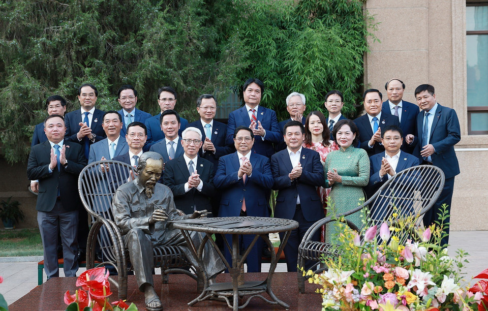 Thủ tướng Phạm Minh Chính cùng các thành viên đoàn Việt Nam với cán bộ nhân viên Đại sứ quán Việt Nam tại Trung Quốc. (Ảnh: Dương Giang/TTXVN)