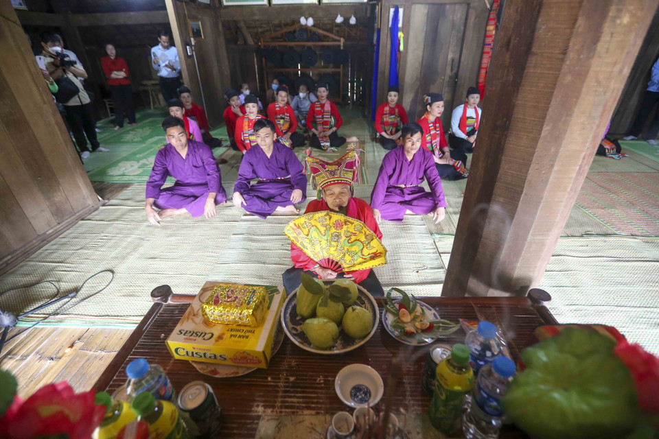 Ậu Máy (người chủ lễ, người tổ chức, chủ trì cuộc Pôồn Pôông) làm lễ báo với thần linh năm nay mùa màng bội thu, dân làng mở hội để tỏ lòng biết ơn trời đất đã cho mưa thuận gió hòa, người người hạnh phúc và mời thần tổ, vua cha về vui chơi... (Ảnh: Tuấn Đức/TTXVN)