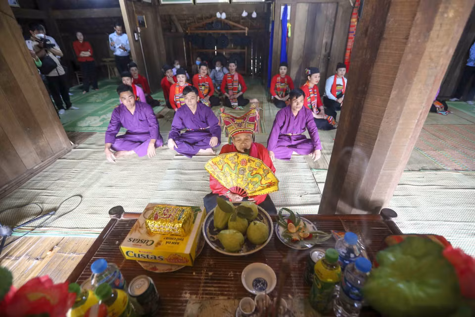 Ậu Máy (người chủ lễ, người tổ chức, chủ trì cuộc Pôồn Pôông) làm lễ báo với thần linh năm nay mùa màng bội thu, dân làng mở hội để tỏ lòng biết ơn trời đất đã cho mưa thuận gió hòa, người người hạnh phúc và mời thần tổ, vua cha về vui chơi... (Ảnh: Tuấn Đức/TTXVN)