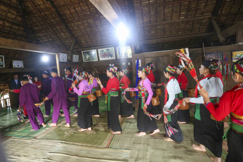 Sau phần lễ của Ậu Máy là phần hội. Tất cả các trò diễn đều xoay quanh cây Bông, mô phỏng lại các phong tục, tập quán của người Mường, phản ánh đời sống tâm linh văn hóa của người Mường. (Ảnh: Tuấn Đức/TTXVN)