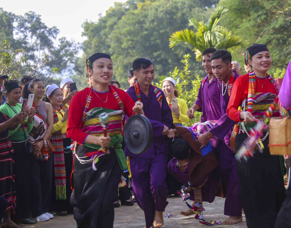 Diễn trò bắt hổ dữ tại lễ Pồôn Pôông của dân tộc Mường tỉnh Thanh Hóa. (Ảnh: Tuấn Đức/TTXVN)