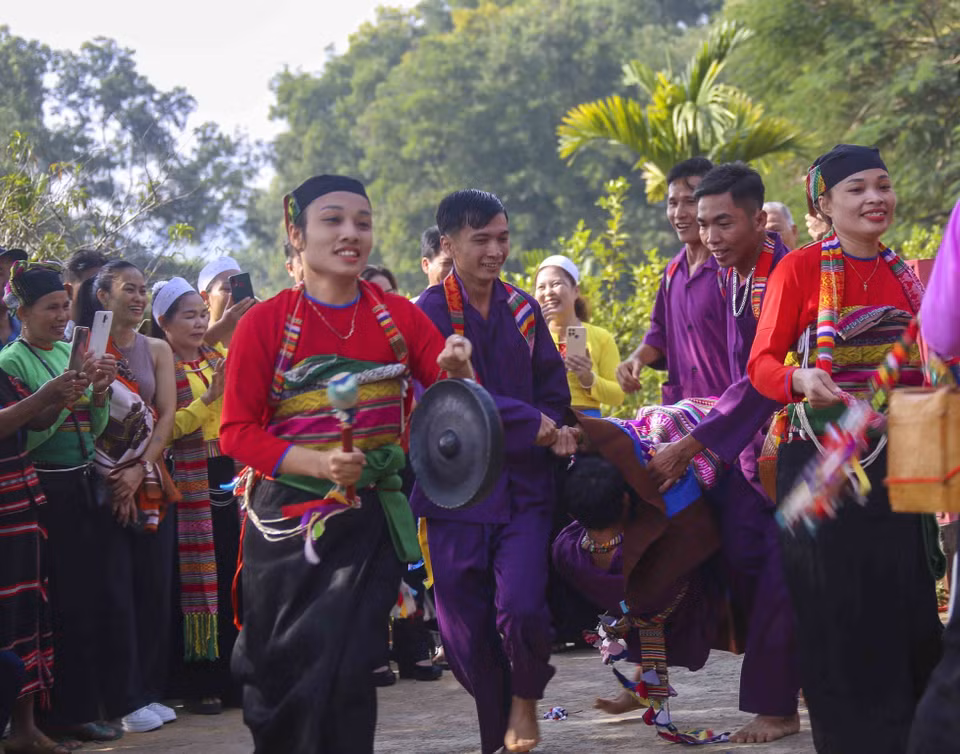 Diễn trò bắt hổ dữ tại lễ Pồôn Pôông của dân tộc Mường tỉnh Thanh Hóa. (Ảnh: Tuấn Đức/TTXVN)