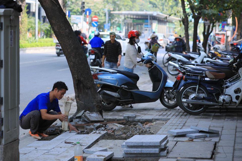 Công nhân thi công vỉa hè phố Giảng Võ sáng 26/11. (Ảnh: Hoàng Hiếu/TTXVN)