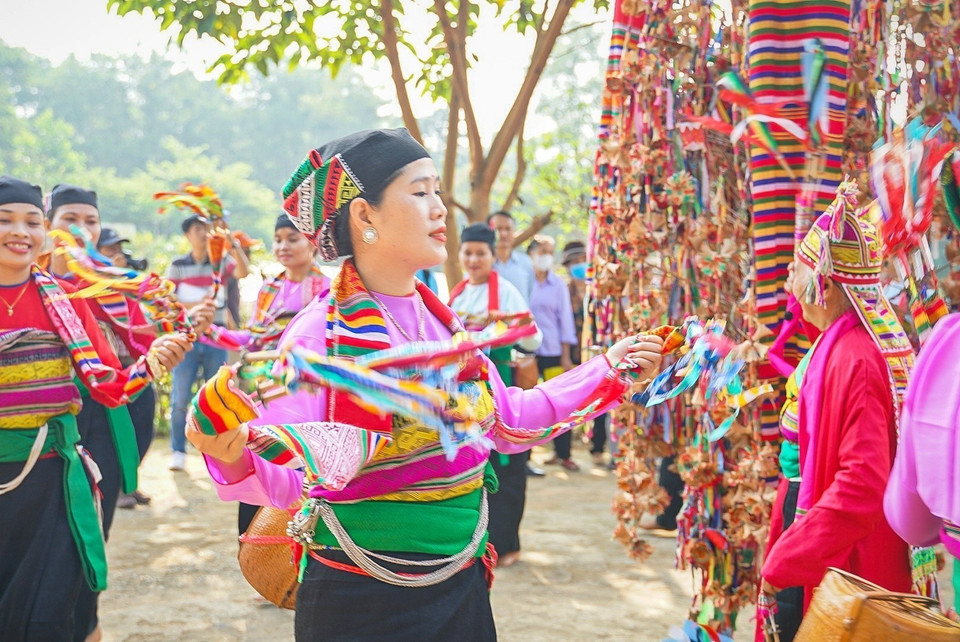 Sau phần lễ của Ậu Máy là phần hội. Tất cả các trò diễn đều xoay quanh cây Bông, mô phỏng lại các phong tục, tập quán của người Mường, phản ánh đời sống tâm linh văn hóa của người Mường. (Ảnh: Khánh Hòa/TTXVN)