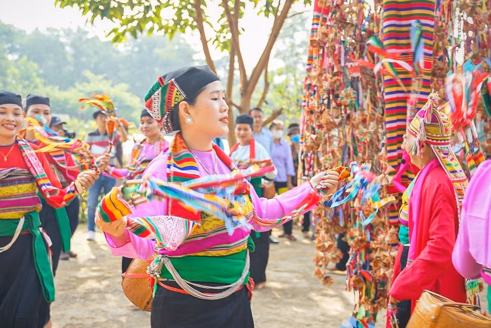 Sau phần lễ của Ậu Máy là phần hội. Tất cả các trò diễn đều xoay quanh cây Bông, mô phỏng lại các phong tục, tập quán của người Mường, phản ánh đời sống tâm linh văn hóa của người Mường. (Ảnh: Khánh Hòa/TTXVN)