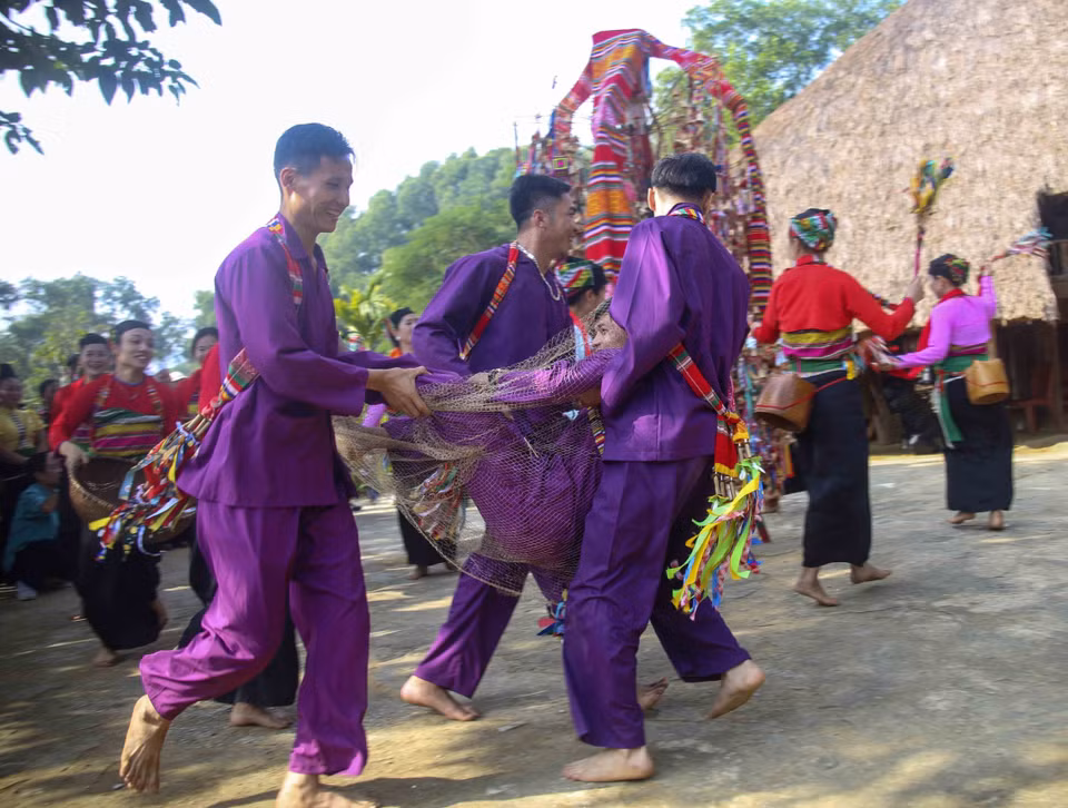 Diễn trò đánh cá tại lễ Pồôn Pôông của dân tộc Mường tỉnh Thanh Hóa. (Ảnh: Tuấn Đức/TTXVN)