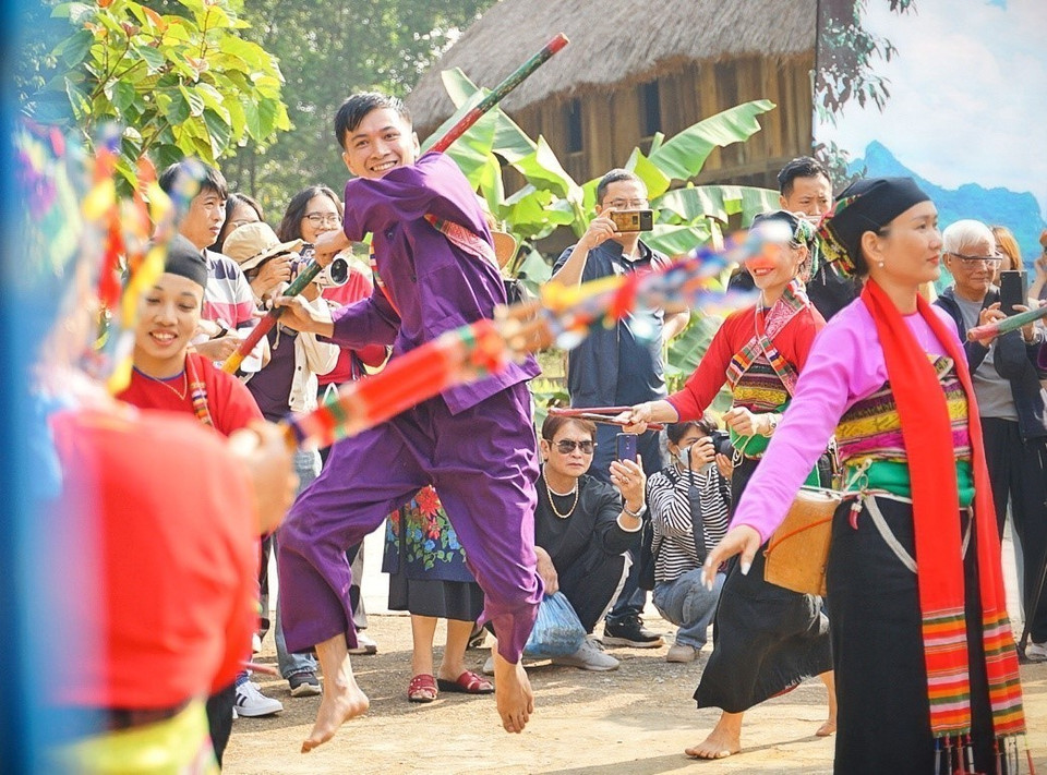 Sau phần lễ của Ậu Máy là phần hội. Tất cả các trò diễn đều xoay quanh cây Bông, mô phỏng lại các phong tục, tập quán của người Mường, phản ánh đời sống tâm linh văn hóa của người Mường. (Ảnh: Khánh Hòa/TTXVN)