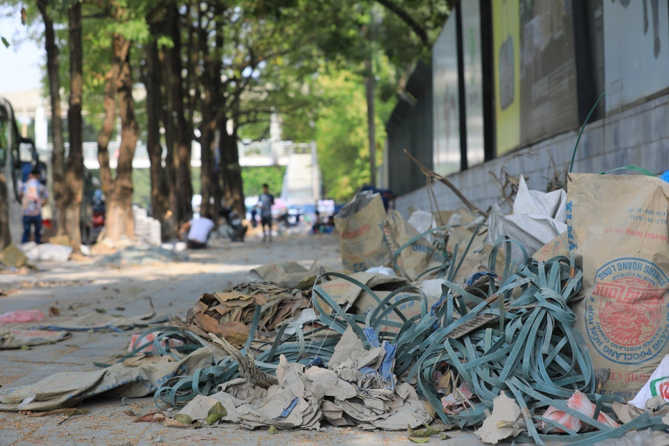 Phế liệu xây dựng vỉa hè chất đống, cản trở người dân đi lại, gây mất mỹ quan đô thị trên phố Nguyễn Văn Huyên, quận Cầu Giấy. (Ảnh: Hoàng Hiếu/TTXVN)