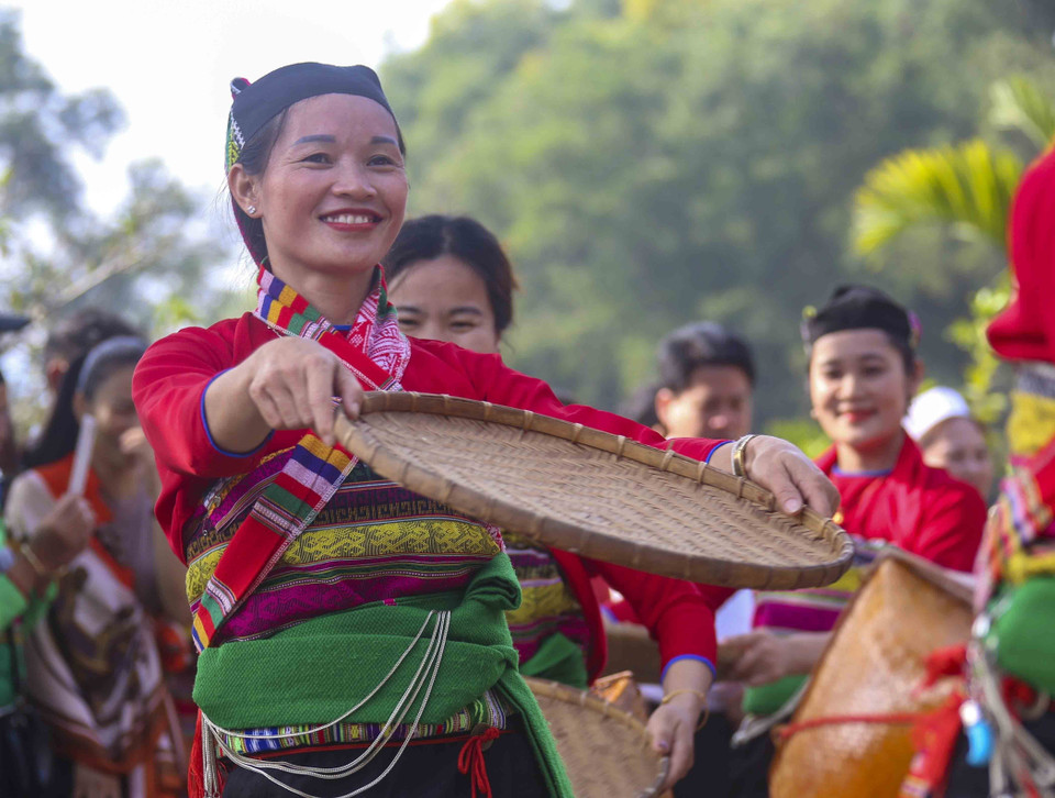 Diễn trò sàng gạo tại lễ Pồôn Pôông của dân tộc Mường tỉnh Thanh Hóa. (Ảnh: Tuấn Đức/TTXVN)