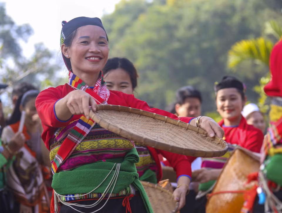 Diễn trò sàng gạo tại lễ Pồôn Pôông của dân tộc Mường tỉnh Thanh Hóa. (Ảnh: Tuấn Đức/TTXVN)