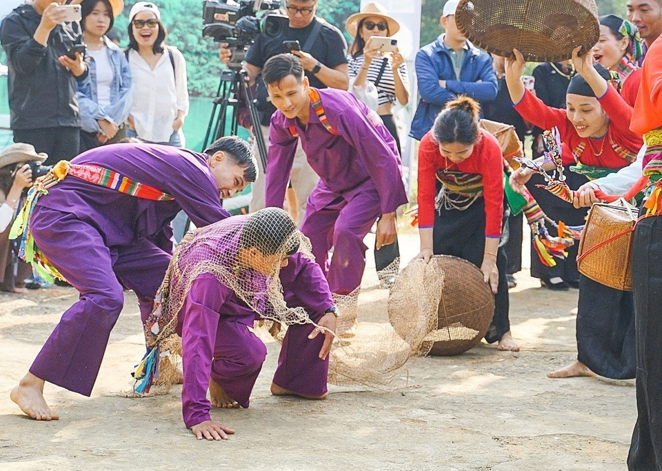 Diễn trò đánh cá tại lễ Pồôn Pôông của dân tộc Mường tỉnh Thanh Hóa. (Ảnh: Khánh Hòa/TTXVN)