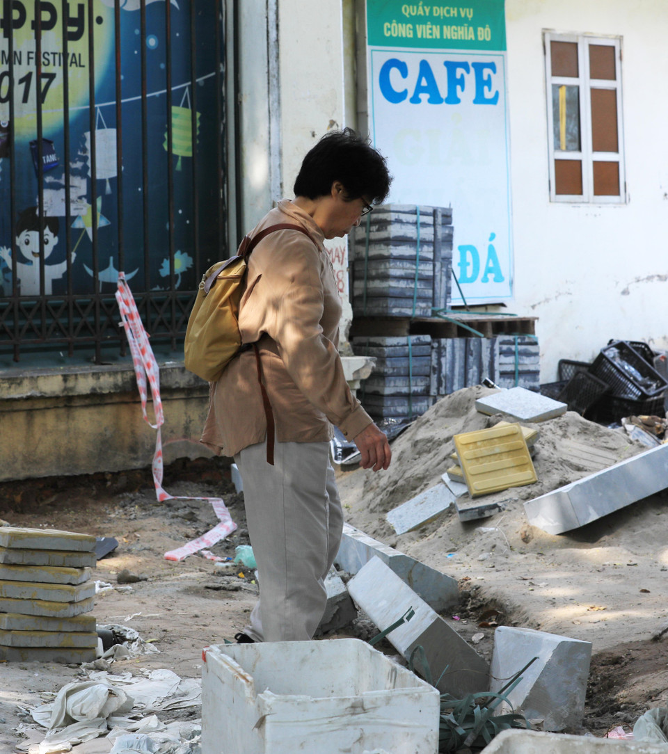 Vật liệu và phế liệu xây dựng 'bủa vây' người đi bộ trên phố Nguyễn Văn Huyên - ảnh chụp sáng 26/11 gần công viên Nghĩa Đô, quận Cầu Giấy. (Ảnh: Hoàng Hiếu - TTXVN)