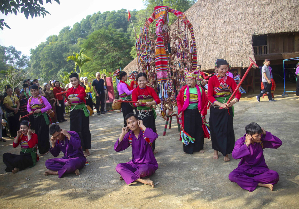 Diễn trò phát nương-phát rẫy tại lễ Pồôn Pôông của dân tộc Mường tỉnh Thanh Hóa. (Ảnh: Tuấn Đức/TTXVN)