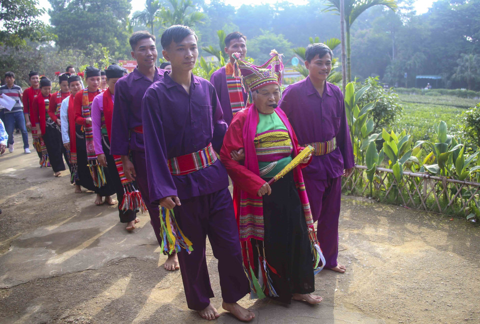 Pồôn có nghĩa là chơi, vờn, nhảy múa; Pôông có nghĩa là bông, hoa. Pồôn Pôông tức là lễ thưởng hoa, chơi hoa xung quanh cây Bông để cầu cho bản Mường no ấm, thóc đầy bồ, lúa đầy sân, con người hạnh phúc. Chủ của lễ hội là Ậu máy (còn gọi là bà máy). Ậu máy là người có uy tín trong làng, được truyền nghề từ một Ậu máy đi trước, biết cúng bái, bốc thuốc chữa bệnh và múa đẹp, hát hay. (Ảnh: Tuấn Đức/TTXVN)