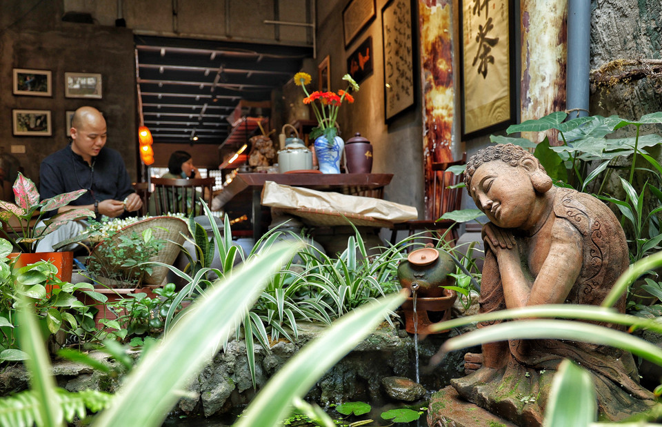 Hoa bưởi là loại hoa rất đậm hương, nên chọn chỗ ngồi thoáng mát để sơ chế cánh hoa. (Ảnh: Xuân Mai/Vietnam+)