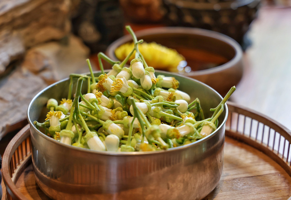 Phần nhụy hoa không nên vứt bỏ vì nó chứa lượng lớn tinh dầu. Hãy tận dụng nguồn nguyên liệu tự nhiên này cho việc làm đẹp, bằng cách cho vào nồi đổ sâm sấp nước rồi đun sôi khoảng 5 phút, chắt lấy nước cốt dùng pha nước tắm vừa thơm vừa tốt cho sức khỏe cả gia đình. (Ảnh: Xuân Mai/Vietnam+)