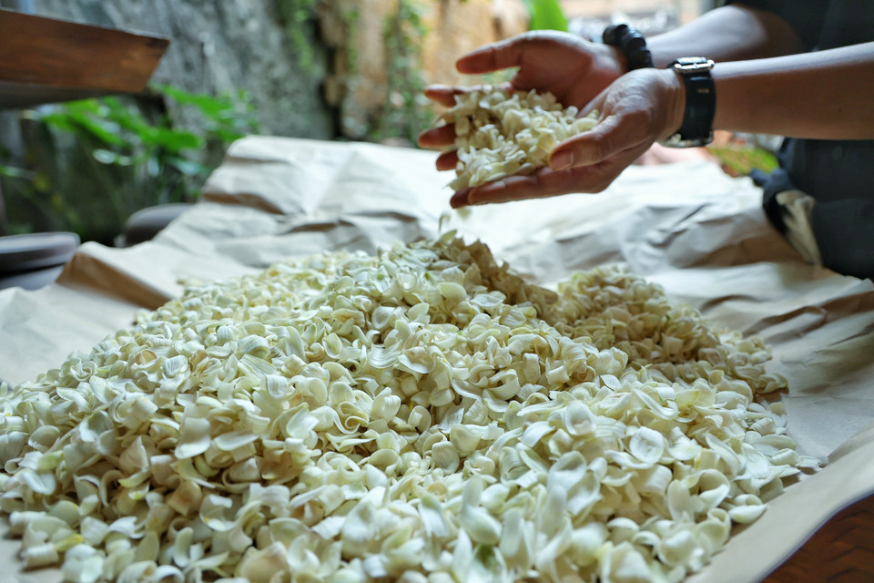 Những cánh hoa tươi, thơm ngọt ngào sau khi sơ chế sẽ dùng ướp luôn trong ngày. (Ảnh: Xuân Mai/Vietnam+)