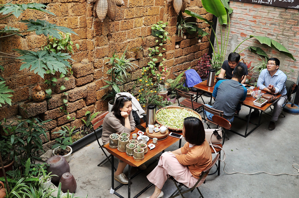 Thủ đô hôm nay đã hết những ngày hàng quán phải cửa đóng then cài. (Ảnh: Xuân Mai/Vietnam+)