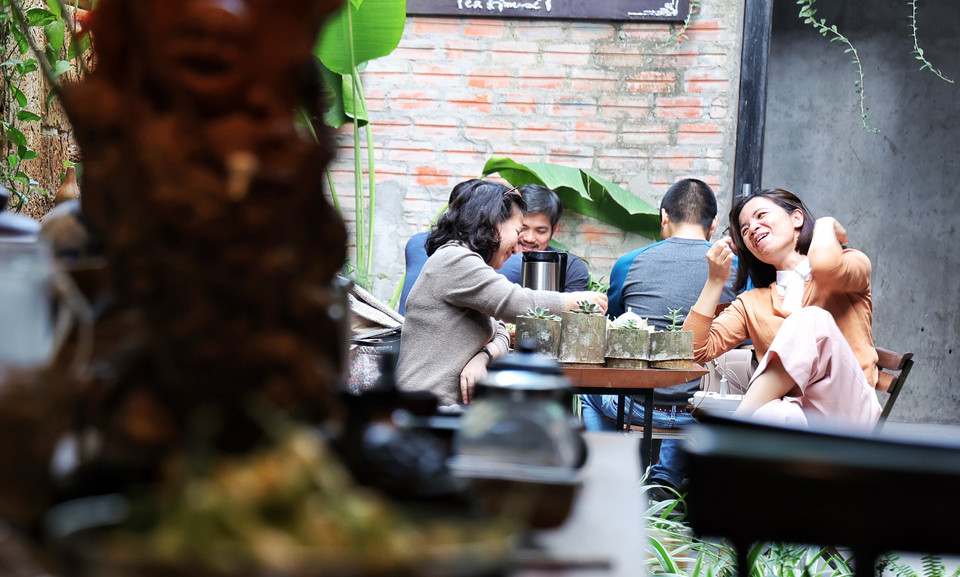 Các thực khách Hà Nội thích thú thưởng thức trà hoa bưởi giữa mùa hoa đang ngát hương. (Ảnh: Xuân Mai/Vietnam+)