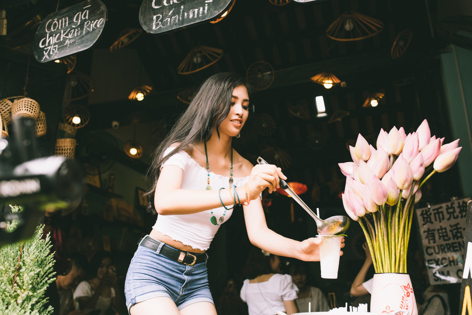 Với vẻ trẻ trung của cô gái 18 tuổi, Hoa hậu Tiểu Vy đã mang đến hình ảnh một Hội An hấp dẫn từ ẩm thực, văn hóa đến lối sống, con người. (Ảnh: BTC)