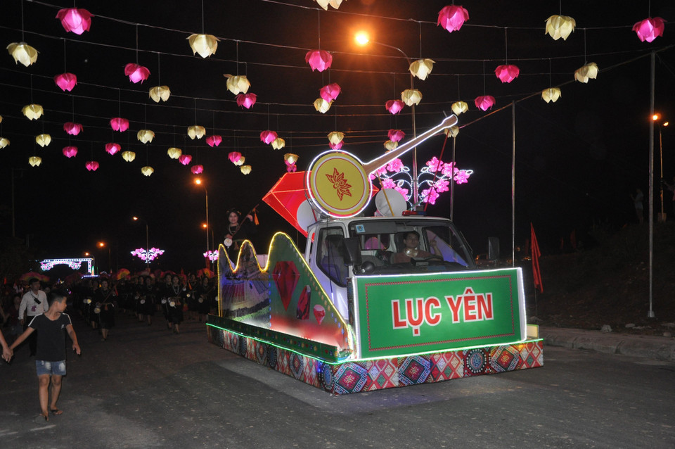 Chương trình diễu hành đường phố với sự tham gia của 600 diễn viên quần chúng. (Ảnh: Tuấn Anh/TTXVN)