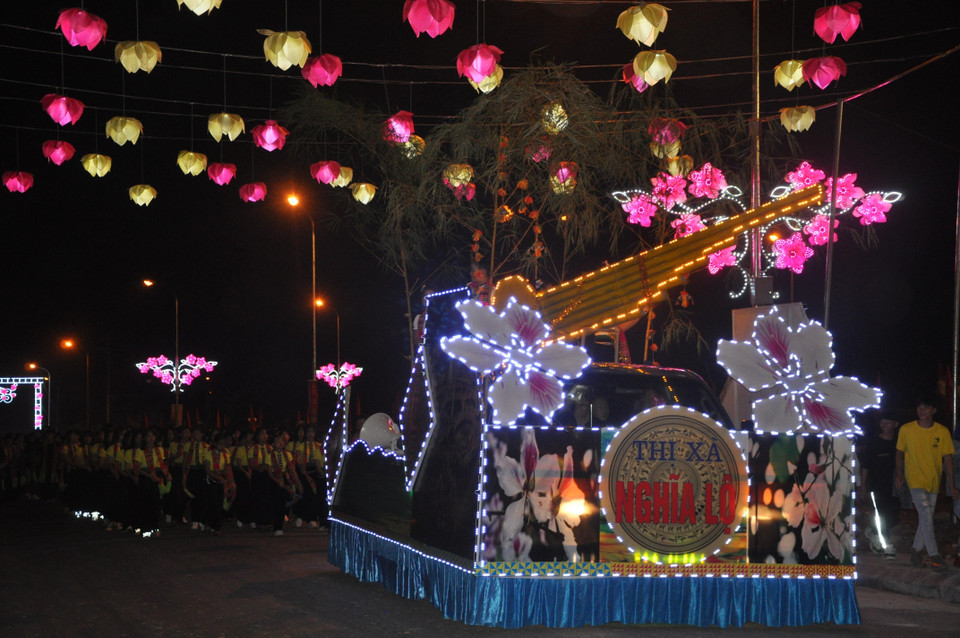 Chương trình diễu hành đường phố với sự tham gia của 600 diễn viên quần chúng. (Ảnh: Tuấn Anh/TTXVN)