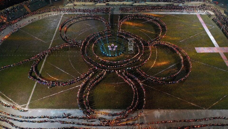 Màn trình diễn nghệ thuật Xòe Thái với sự tham gia của 5.000 nghệ nhân và diễn viên quần chúng. (Ảnh: Tuấn Anh/TTXVN)