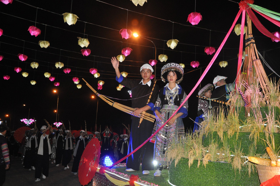 Chương trình diễu hành đường phố với sự tham gia của 600 diễn viên quần chúng. (Ảnh: Tuấn Anh/TTXVN)