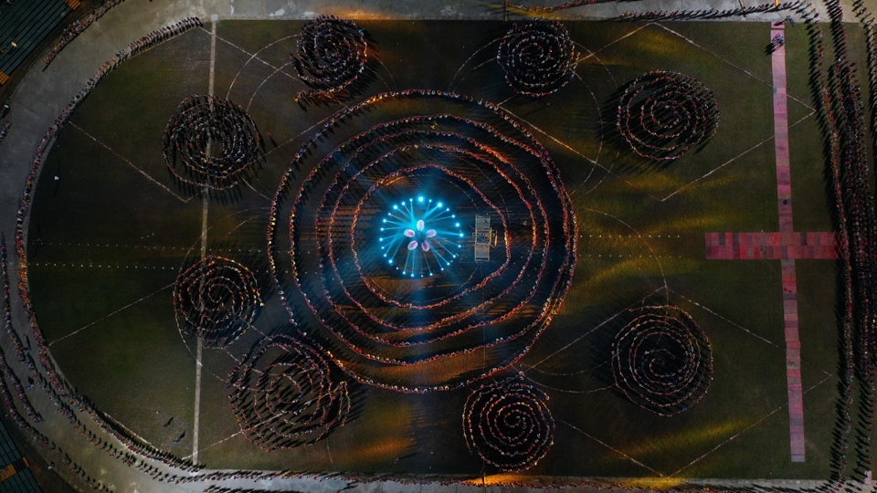 Màn trình diễn nghệ thuật Xòe Thái với sự tham gia của 5.000 nghệ nhân và diễn viên quần chúng. (Ảnh: Tuấn Anh/TTXVN)