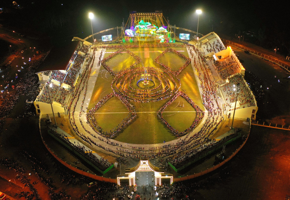 Tối 20/9, tại thị xã Nghĩa Lộ, Yên Bái diễn ra lễ khai mạc Lễ hội văn hóa, du lịch Mường Lò và khám phá Danh thắng Quốc gia ruộng bậc thang Mù Cang Chải. Trong ảnh: Màn trình diễn nghệ thuật Xòe Thái với sự tham gia của 5.000 nghệ nhân và diễn viên quần chúng. (Ảnh: Tuấn Anh/TTXVN)