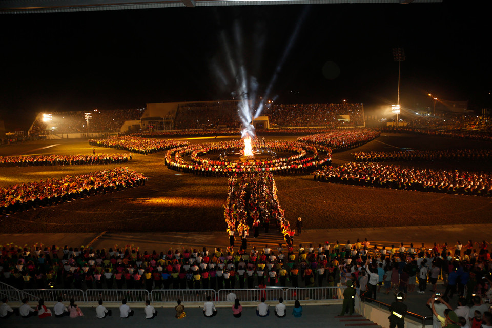  Màn trình diễn nghệ thuật Xòe Thái với sự tham gia của 5.000 nghệ nhân và diễn viên quần chúng. (Ảnh: Tuấn Anh/TTXVN)