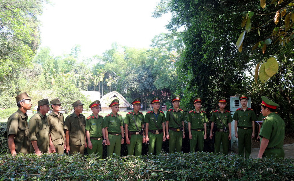 Lực lượng Công an bố trí lực lượng bảo vệ Khu di tích Kim Liên. (Ảnh: Bích Huệ/TTXVN)