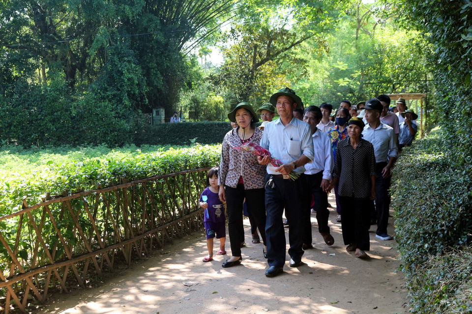 Tấp nập du khách về quê Bác tháng 5. (Ảnh: Bích Huệ/TTXVN)