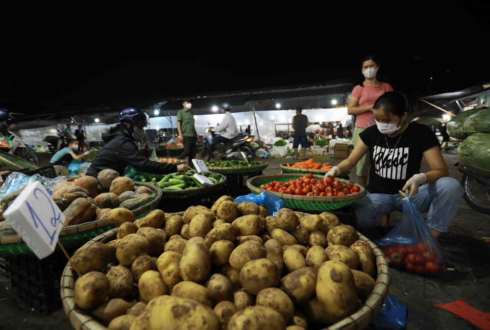 Giá một số loại nông sản thiết yếu trong sáng 30/8 ở chợ đầu mối Minh Khai không tăng so với trước đây. (Ảnh: Vũ Sinh/TTXVN)