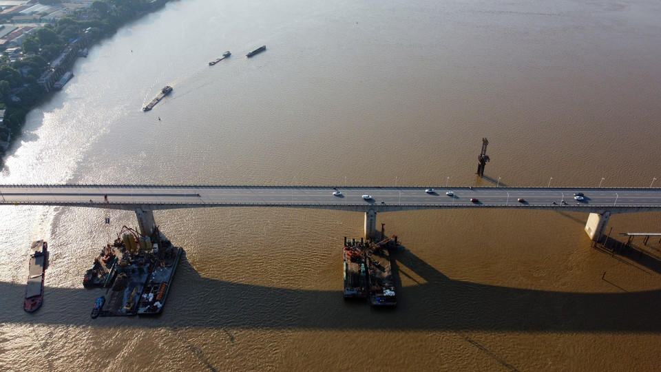 Cầu Vĩnh Tuy 2 được xây dựng về phía hạ lưu sông Hồng, kết cấu, hình dáng tương tự và nằm song song cầu Vĩnh Tuy 1, dự kiến sẽ hoàn thành trong quý 2/2023. (Ảnh: Huy Hùng/TTXVN)