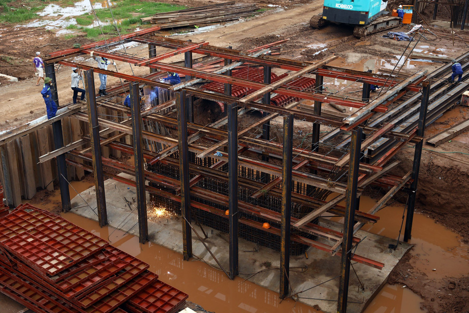 Thi công trụ cầu chính bên phía quận Long Biên. (Ảnh: Huy Hùng/TTXVN)